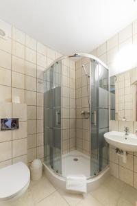 クリニツァ・モルスカにあるPokoje gościnne Nordのバスルーム(シャワー、トイレ、シンク付)