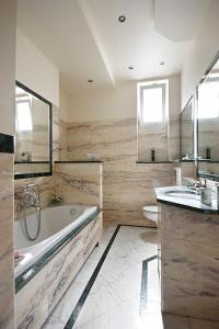 a bathroom with a tub and a sink and a toilet at Kwatera Prywatna Maja in Sopot