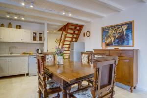 Kuchyň nebo kuchyňský kout v ubytování House Mihaela