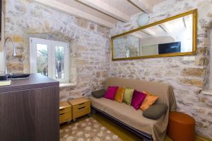 a living room with a couch and a mirror at House Gulliver in Kaštela