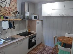 A kitchen or kitchenette at Can Bonshoms