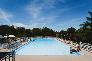 Bazén v ubytování Rainbow Mountain Resort - LGBTQ Friendly nebo v jeho okolí