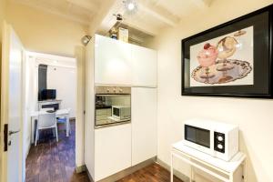 Kuchyňa alebo kuchynka v ubytovaní Historic Center apartment - Next to the river, all attractions - By LikeHomeFlorence