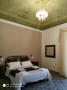 Postel nebo postele na pokoji v ubytování Le Suite del Teatro cucinino privato + 37 fotografií
