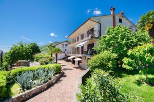 een huis met een loopbrug ervoor bij Apartments Zeljko in Lovran