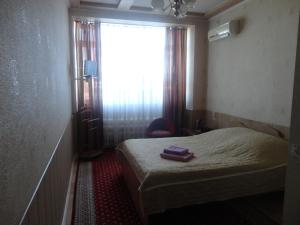 コムソモリスク・ナ・アムーレにあるGostinitsa Mayakの小さなベッドルーム(ベッド1台、窓付)