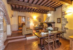 sala de estar con mesa y chimenea en Holiday home in Antique Hamlet quoted in Dantes poem inferno, en Meleto