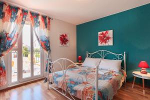 een slaapkamer met een bed met een blauwe muur bij Apartments Dora Victoria Dream in Medulin