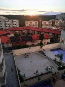 uma vista sobre um edifício com uma grande piscina em Serra Park Flat Service - Rio Quente Esplanada apartamento inteiro roupas de cama a parte em Rio Quente