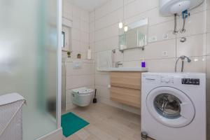 オミシュにあるApartment Adrianのバスルーム(洗濯機、トイレ付) +45枚の写真