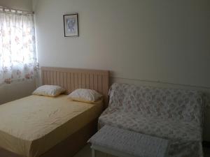 2 camas individuales en una habitación con ventana en DMK Don Mueang Airport Guest House, en Bangkok
