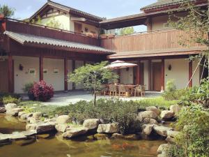 Vrt pred nastanitvijo Blossom Hill Yuejingzhuang Hotel