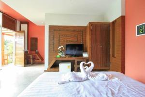 TV a/nebo společenská místnost v ubytování Nana Resort Kaeng Krachan