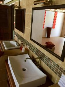 ein Badezimmer mit Waschbecken und Spiegel in der Unterkunft Sang Tong Huts in Mae Hong Son + 37 Fotos