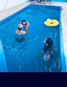 un grupo de personas en una piscina en Departamento planta baja playa centro monos bichis, en Mazatlán