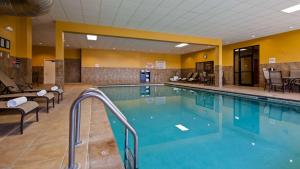 a large swimming pool in a hotel room at Best Western Plus Mid Nebraska Inn & Suites in Kearney