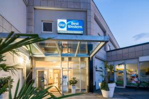 a best western sign on the front of a building at Best Western Hotel im Forum Mülheim in Mülheim an der Ruhr