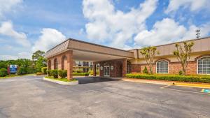 a large brick building with a parking lot at Osage Creek Lodge in Eureka Springs