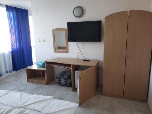 TV a/nebo společenská místnost v ubytování Guest House Evtimov