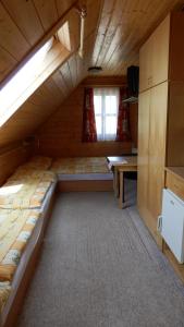 Giường trong phòng chung tại Hospůdka u vleku