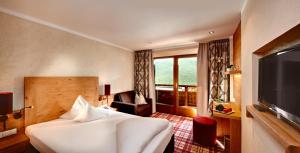 Televízia a/alebo spoločenská miestnosť v ubytovaní Hotel Berghof Crystal Spa & Sports