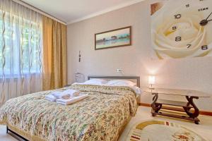 sypialnia z łóżkiem, stołem i oknem w obiekcie Cozy apartment on Rozybakiev 145. Atakent w mieście Ałma-Ata