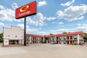 チャタヌーガにあるEcono Lodge Chattanooga Northeast - Ooltewahのホテルの正面の景色を望む客室で、看板が付いています。