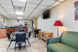 une salle d'attente avec des chaises, des tables et un comptoir dans l'établissement Econo Lodge, à Chattanooga
