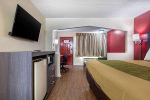 TV a/nebo společenská místnost v ubytování Econo Lodge