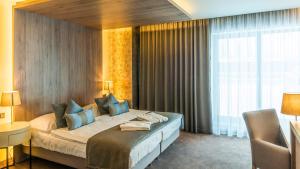 Un pat sau paturi într-o cameră la Hotel AquaCity Seasons