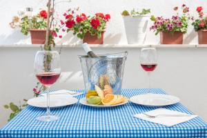 9Bodrum Hotel في تورغوتري: طاولة مع كأسين من النبيذ وصحن من الفاكهة