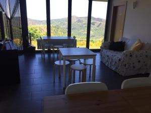 ein Wohnzimmer mit einem Sofa, einem Tisch und Stühlen in der Unterkunft Linar Do Rei in Linares