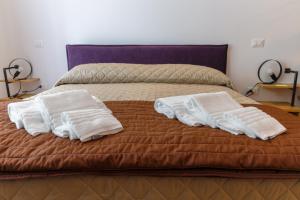 A bed or beds in a room at Bed&Book