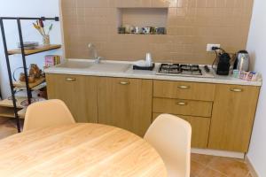 A kitchen or kitchenette at Bed&Book