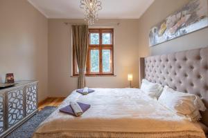 Postel nebo postele na pokoji v ubytování City Center Stylish 3 Bedroom Apartment