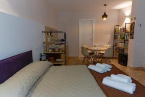 A bed or beds in a room at Bed&Book