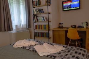 A bed or beds in a room at Bed&Book