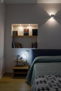 A bed or beds in a room at Bed&Book