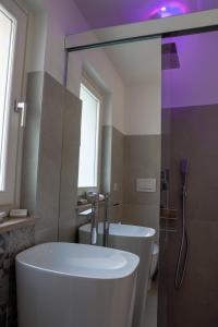 A bathroom at Bed&Book