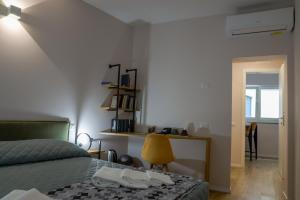 A bed or beds in a room at Bed&Book