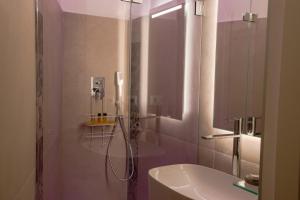 A bathroom at Bed&Book