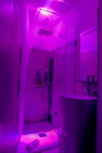 A bathroom at Bed&Book