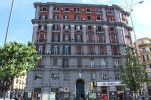 un edificio alto en la esquina de una calle en N'Art Suites - Napoli, en Nápoles