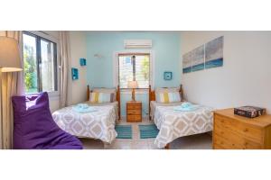 Postel nebo postele na pokoji v ubytování Dalia Seaside 2 Bedroom Apartment with Pool & Garden + 21 fotografií