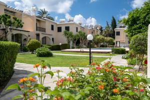 Zahrada ubytování Dalia Seaside 2 Bedroom Apartment with Pool & Garden