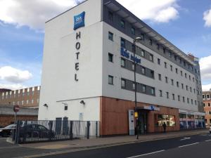 a building on the corner of a street at ibis budget London Hounslow in Hounslow