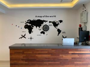 un mapa de la pegatina mundial en una oficina en Gyeongju Roamers Stay, en Gyeongju