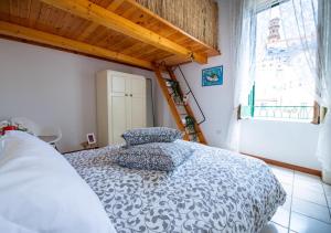 a bedroom with a bed with a blue and white comforter at La finestra sul borgo in Atrani