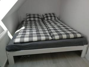 een bed met twee kussens in een kamer bij Sztutowo Apartament Jaś in Sztutowo