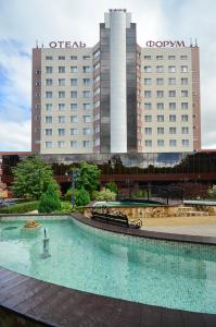 una gran piscina de agua frente a un hotel en Congress Hotel Forum, en Riazán